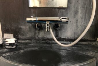 新しくなった浴室水栓<br />
<br />
浴室の水栓には浄化機能などはついていませんが、シャワーヘッドに特殊な機能がついている物があります。<br />
例えば、噴出孔が切り替わる事でシャワーがミストになるという物もございます。<br />
シャワーヘッドだけの交換であれば非常に安価なので、気になる方はご連絡ください。