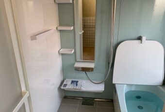 ユニットバス施工後<br />
ユニットバスは浴室を丸ごと交換するため、工事前と後で大きく変わります。<br />
リフォームをしたという印象が残るため、満足感の高い工事になります。
