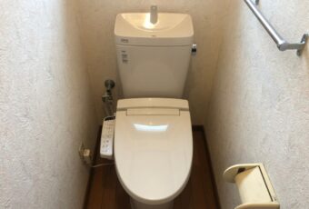 トイレの交換工事　施工後<br />
今回のお家は弊社でも良く販売されるLIXILのアメージュというトイレをお付けしました。<br />
このトイレは、便器のフチが無く、お掃除の際に汚れやすいフチの裏部分が無い構造になっています。<br />
他にも機能が揃っているトイレはあるのですが、比較的お値打ちでフチが無いという事で、非常にご好評いただいている商品になります。