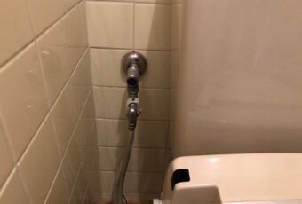 トイレの交換工事　施工前　元栓