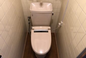 トイレの交換工事　施工前<br />
<br />
トイレはおおよそ10年～15年ぐらいにパッキンの劣化による水漏れや、便座の電子部品の不調が起きる事が多いです。