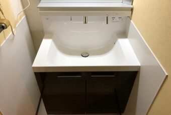 新しい洗面台<br />
既存の洗面台を解体した際に壁紙が無い部分ができてしまったので、<br />
左右にボードも貼っています。