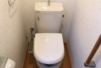 交換工事後のトイレ（アメージュZ）の様子<br />
今回は元々ついていた、タンクと便座が一体型になっているトイレから、タンク、便器、便座と別れたトイレに変更をしました。<br />
トイレの部材の中で、一番壊れやすい部材は便座です。電子機器が多く使用されているため、その分壊れやすいのですが、一体型のトイレは便座のみを交換する事ができません。<br />
ですので、今回はタンクと便座を分けた物を取り付けさせていただきました。