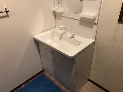 稲沢市にて水栓が壊れてしまった洗面化粧台の交換工事をしました。