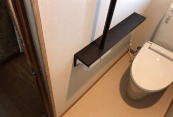 トイレの増改築　施工後　<br />
<br />
トイレを洋式にする事で、室内が暖かくなります。<br />
今回は大きな工事になってしまいましたが、<br />
<br />
トイレは交換する事で満足感を得やすい工事ではありますので、<br />
15年以上経ったトイレをお使いの方は是非ご相談ください。<br />
