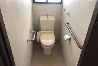 古くなったトイレ　施工前<br />
<br />
トイレの工事は、15年～20年ぐらいで行われる事が多い工事です。<br />
おおよそ水漏れが起き始めたり、ウォシュレットの不具合が出始める年数である事が理由になります。