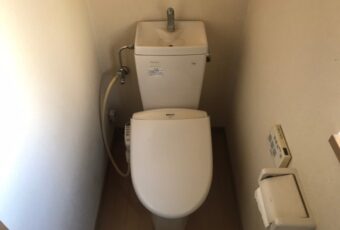 シャワー便座機能が作動しなくなった古くなったトイレ。<br />
<br />
便座はトイレの中だと一番最初に壊れる事が多い箇所になります。<br />
他の部位と違い、便座は電子機器が使われています。<br />
電子機器は物にも寄りますが、10年～15年ぐらいで、シャワートイレのノズルなどに不調として現れる事が多いです。<br />
<br />
ただ、それ以外にも水漏れ防止用のパッキンが割れて来るのも15年前後になるため、<br />
おおよそ15年経過している場合はそろそろ交換を考えた方が良いです。