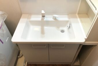 新しくなった洗面台　施工後<br />
今回の洗面台はシンプルな物になりますが、その分安価になります。<br />
洗面台は、鏡、ボール、収納でそれぞれどんなものにするか選べます。