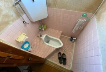 トイレの増改築　施工前<br />
<br />
今回のお家は和式のトイレとなります。<br />
和式トイレは基本的にはタイル張りになります。<br />
タイルは、上から何かを貼る事が難しく、穴を開けたりする事も割れてしまうため難しいです。<br />
<br />
ですので、和式から洋式のトイレに変えるためには、トイレを一度解体する必要があります。<br />
トイレの工事は小さな工事になりやすいのですが、和式からの工事の場合は部屋を解体する大きな工事になってしまいます。