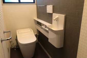 トイレの交換工事　施工後<br />
クロスも張り替えて新しくなり、落ち着いた印象のあるトイレになりました。