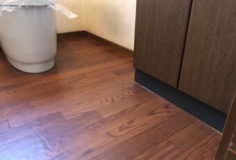 トイレの床　施工後<br />
<br />
以前の床は長年の経過により汚れも付いて取れにくくなっていました。<br />
新しいクッションフロアにすることで断熱効果も高まり、冬場にヒヤッと感も軽減される事と思います。色合いも巾木と合っており落ち着いた空間でとても素敵です。