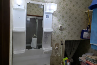 一宮市で古くなった洗面台の交換工事。施工後。清潔感のある白で鏡も汚れがなく新しい洗面台になりました。