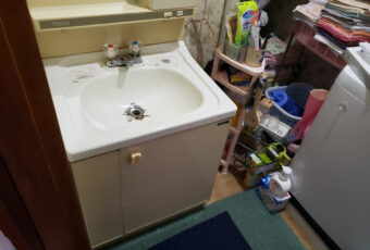 一宮市で古くなった洗面台の交換工事。施工前。洗面台ボウルに汚れがあります。