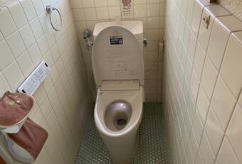 水漏れの心配がなくなった新しいトイレ。アメージュZはスッキリとしたフォルムのため、前にお使いのトイレのような凹凸が少なく、とても清潔を保ちやすく、お掃除もしやすくなっています。<br />
<br />
トイレ交換工事　施工後