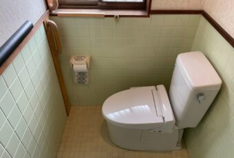 真っ白な清潔感のある凹凸の少ないトイレに代わりお掃除もしやすくなりました。<br />
<br />
トイレ交換工事　施工後<br />
