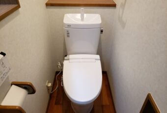 新しくなり今のトイレは昔に比べて凹凸も少ないのでお掃除もしやすくなったことと思います。<br />
壁紙も綺麗に貼替え、真っ白で清潔感のあるトイレ空間に生まれ変わりました。<br />
<br />
トイレの交換工事　施工後