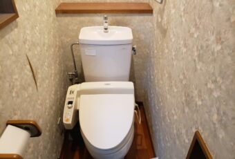 お客様より水漏れがするとの事でご相談頂きました。<br />
長年の経年劣化が見られ壁紙もめくれたり汚れが目立ちます。<br />
<br />
トイレの交換工事、クロスの貼替　施工前<br />
