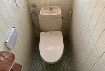 水漏れの心配がある長年愛用したトイレ。<br />
<br />
トイレ交換工事　施工前<br />
