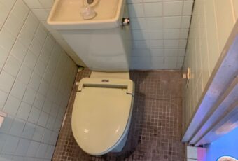 長年愛用されて黄ばみや汚れが目立ちます。床もタイル貼りなのでお掃除もしにくいと思います。昔ながらのおトイレ空間です。<br />
<br />
トイレの交換工事　施工前