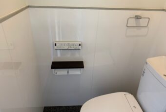 とても清潔感のあるスッキリとしたトイレに変わりました。<br />
白×モノトーンのトイレ空間でとてもクールな印象です。<br />
<br />
トイレ交換工事　施工後<br />
<br />
