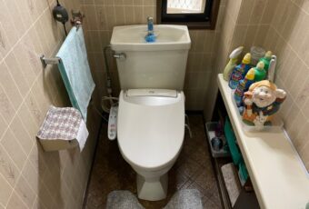 経年劣化により、トイレが水漏れしています。<br />
<br />
トイレ交換工事　施工前