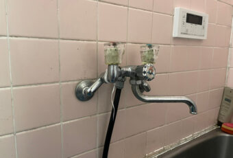 浴室シャワー水栓交換工事。施工前。