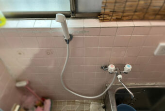 浴室シャワー水栓交換工事。施工後。<br />
LIXIL 浴室シャワー水栓BF-K651。