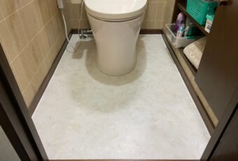 がらっと色合いが変わりました。清潔感のある白いクッションフロアになり足元がヒヤッとすることもなくおトイレ空間が心地よいものとなりました。白い中にも模様が散りばめられているので汚れも目立ちにくい柄となっております。<br />
<br />
トイレ交換工事　施工後