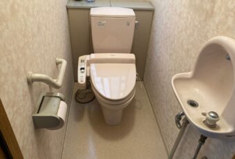 長年愛用したトイレ。昔ながらの形状で凹凸もありお掃除しにくそうです。<br />
<br />
トイレの交換工事　施工前