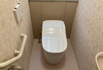 タンクレスの最大の特徴はトイレの後ろのタンクが無いのでお掃除がとてもしやすい事。スタイリッシュなスッキリとした見た目。そして節水効果にも優れています。<br />
<br />
トイレ交換工事　施工後