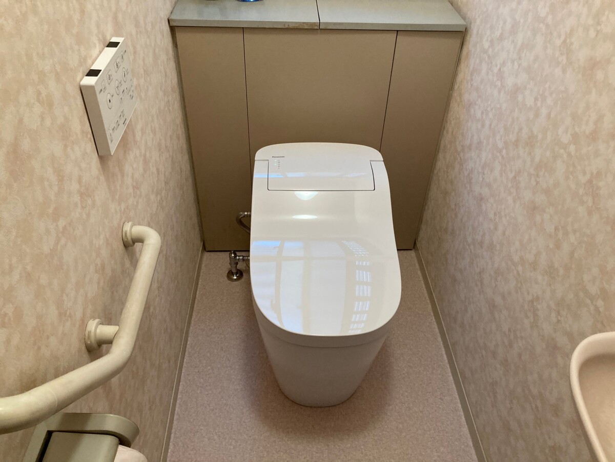 稲沢市　玄関ホールのクロスの貼り替えとトイレの交換工事　M様