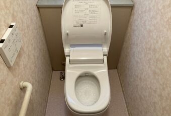 新しいトイレはPanasonicのアラウーノS160に交換しました。このトイレの良い所は、台所用中性洗剤で流すたびに泡のパワーでしっかりおそうじします。以前に比べてお掃除がとてもし易くなります。<br />
<br />
トイレ交換工事　施工後
