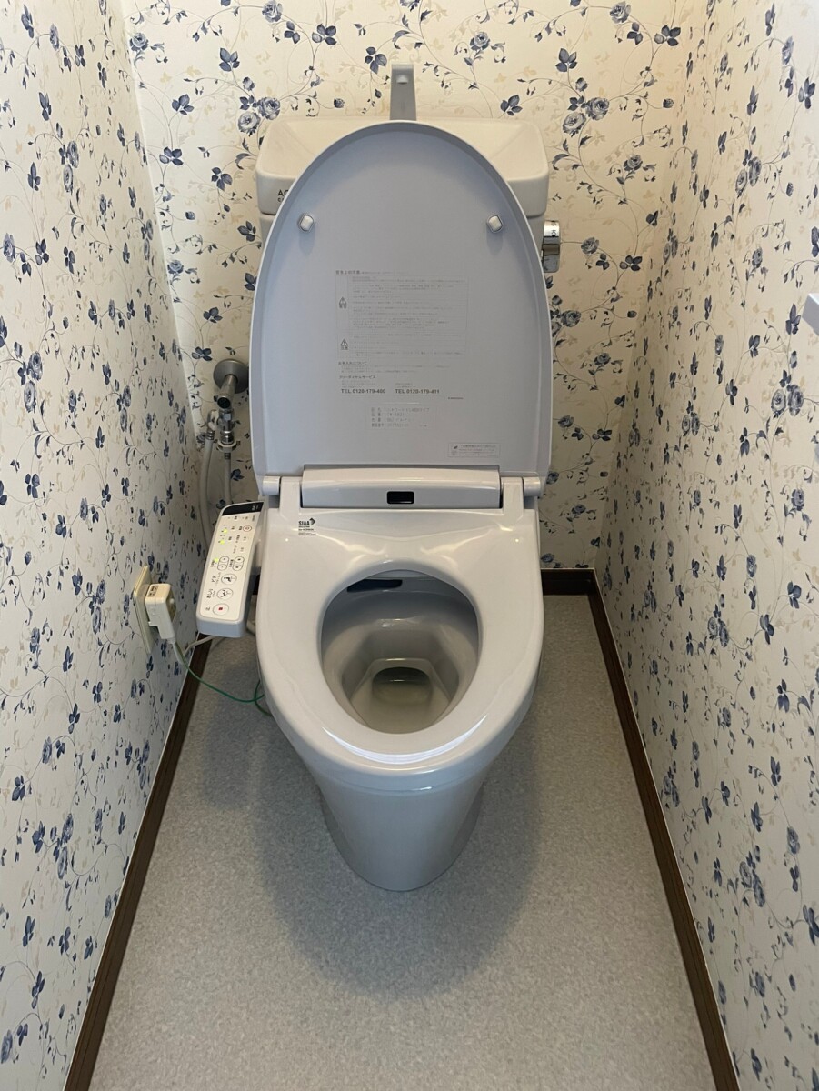 清須市　トイレの交換工事　クロスの貼り替え工事をしました。I様