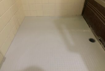 綺麗に貼り替え、安全にお風呂に入ることができるようになりました。冷たいタイルも無くなりヒートショックのリスクも軽減されます。<br />
<br />
浴室の床の貼り替え工事　施工後